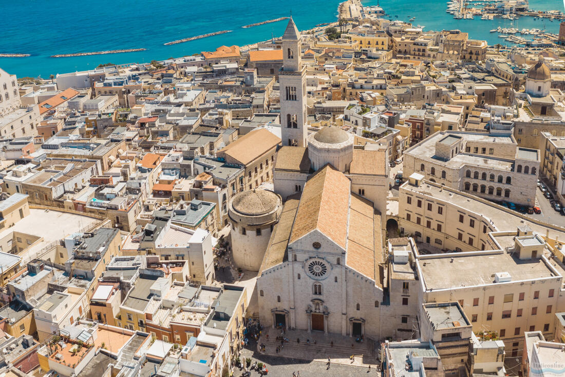 Majestätische Basilika Cattedrale Metropolitana Primaziale San Sabino mit Glockenturm