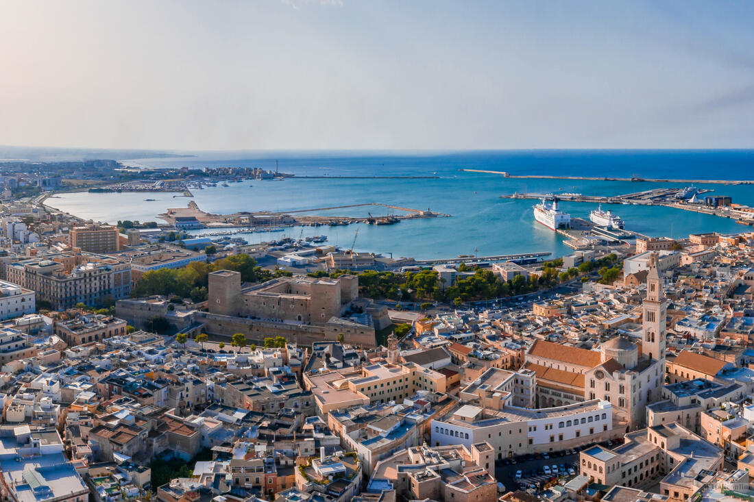 Luftaufnahme der Altstadt und des Hafens von Bari