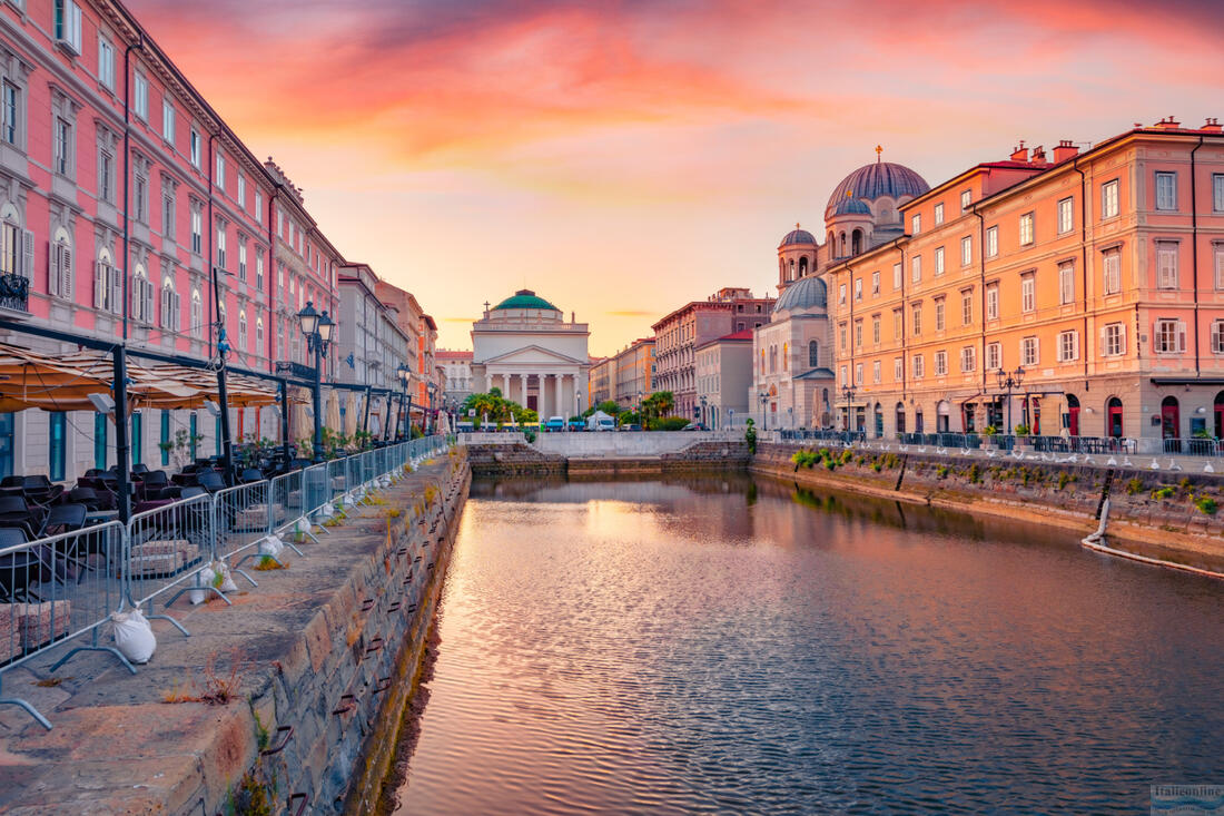 Herrlicher Blick am Morgen auf den Canal Grande di Trieste und die Kirche SantAntonio Nuovo im Hintergrund