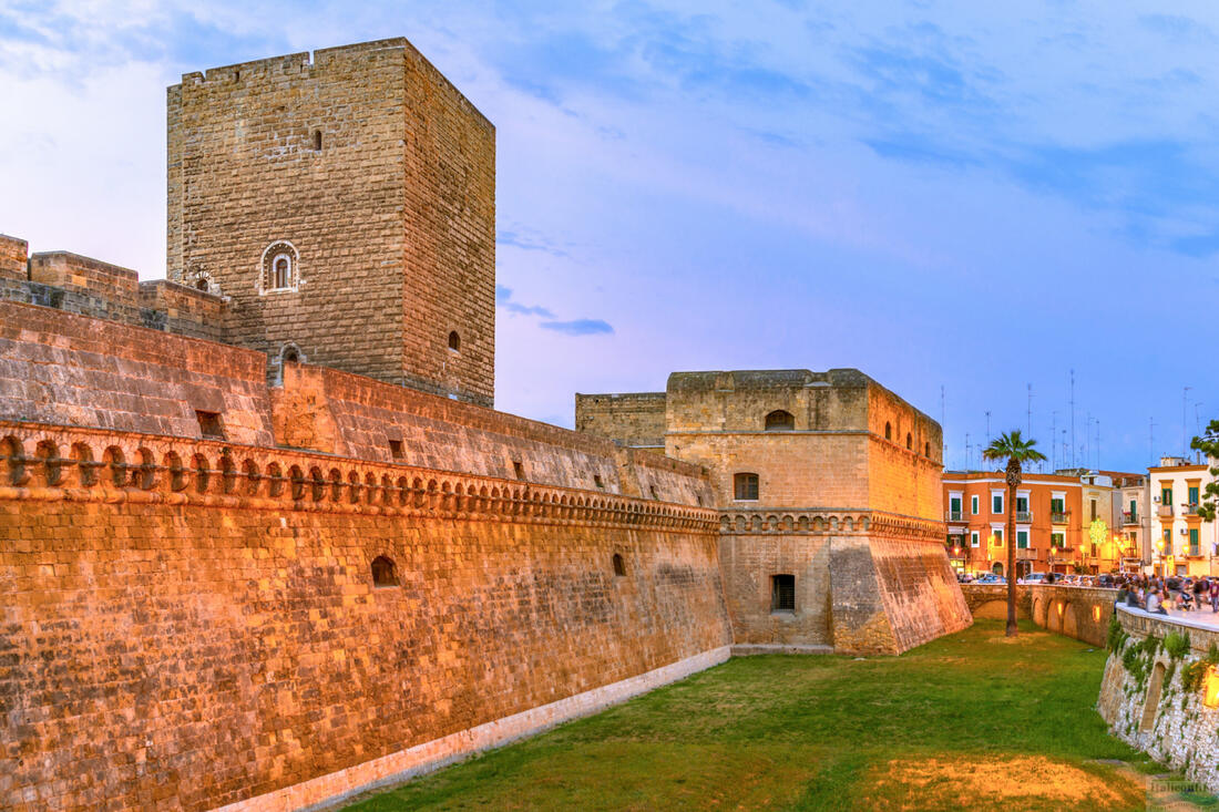 Wassergraben der Burg Castello Normanno Svevo