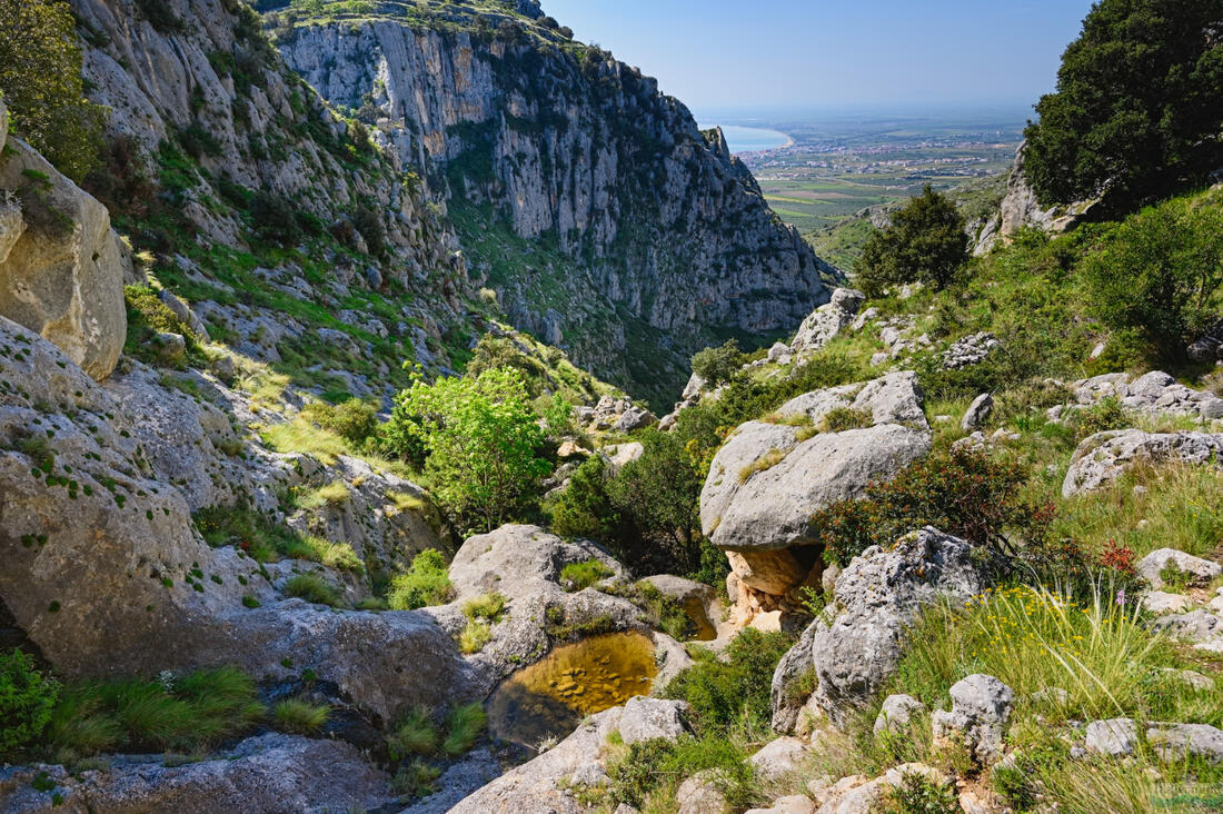 Felsiges Gelände im Gargano-Nationalpark, Manfredonia-Bucht im Hintergrund