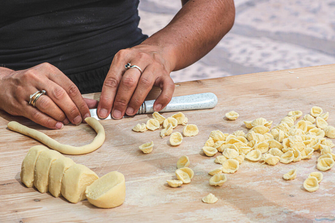 Bari – eine Einheimische bereitet auf der Straße Orecchiette-Nudeln zu