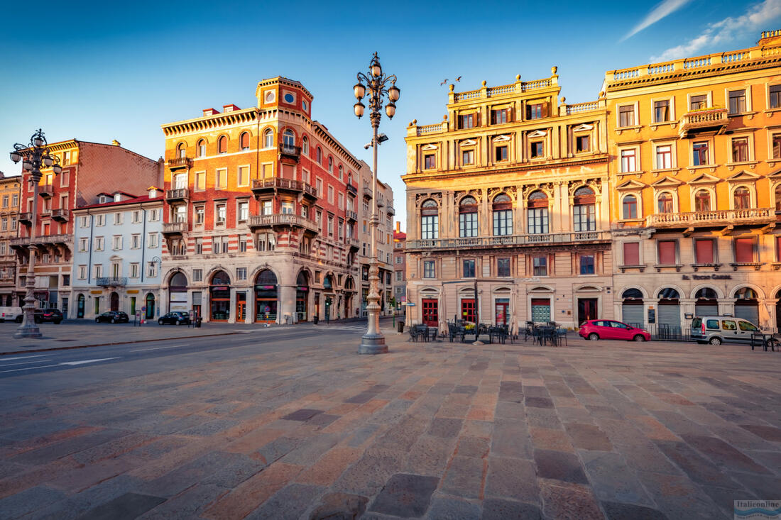 Herrlicher Morgenblick auf den Stadtplatz Piazza del Ponte Rosso