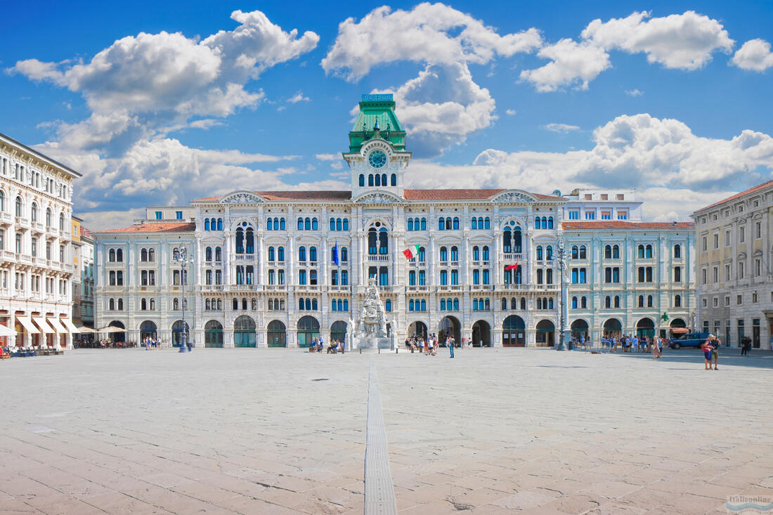 Blick auf die Piazza Unità dItalia in Triest, den größten Strandplatz Europas