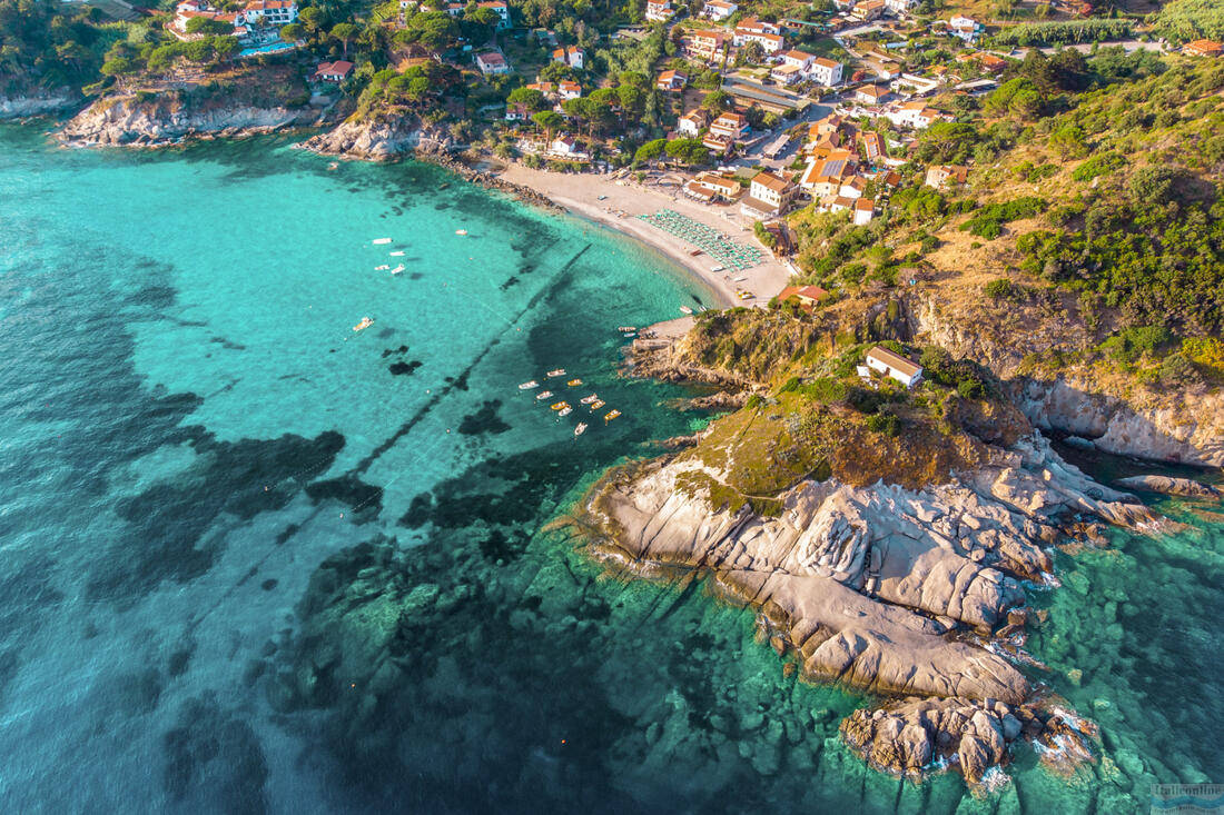 Pohled zhora na pláž SantAndrea - Elba