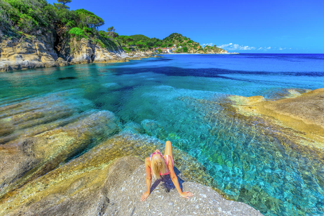 Frau sonnt sich am Strand von Cotoncello, Elba