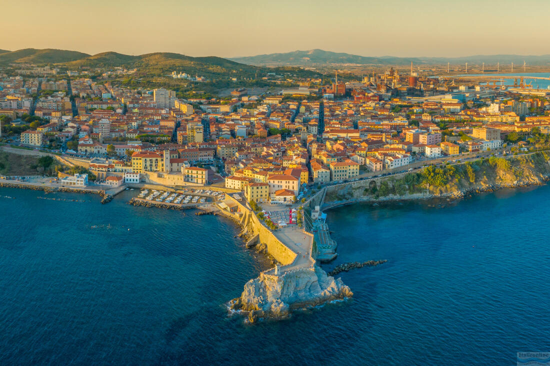 Blick auf die Stadt Piombino bei Sonnenuntergang, Toskana