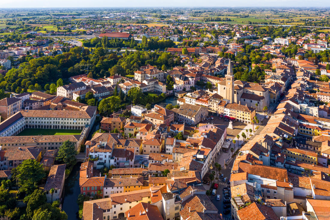 Luftaufnahme des historischen Zentrums der Stadt Portogruaro