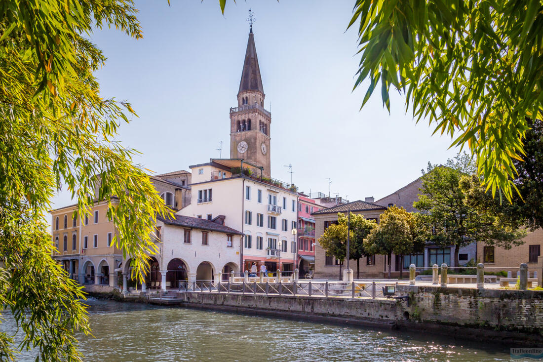 Stadtbild von Portogruaro mit der Kathedrale SantAndrea apostolo und dem Fluss Lemene