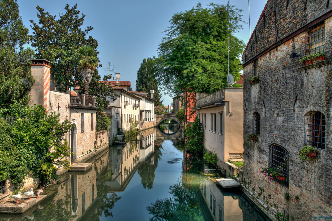 Ein malerischer Blick auf den Kanal, der die beiden Bäche des Flusses Lemene in Portogruaro verbindet