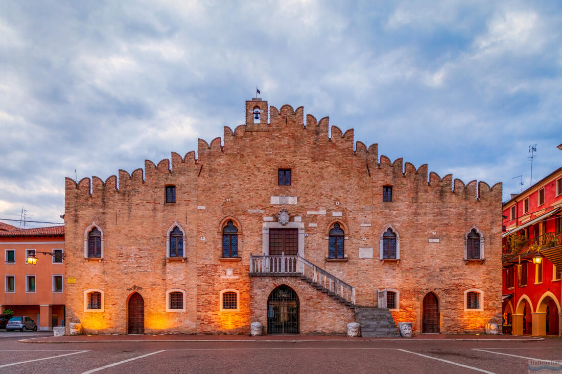 Die Fassade des Rathauses in Portogruaro aus dem 13. Jahrhundert