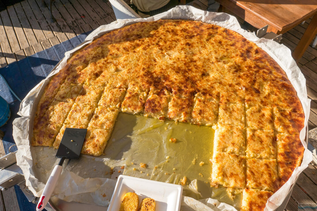 Eine große Pfanne mit Frico, einem typischen friaulischen Gericht aus Zwiebeln, Kartoffeln und Montasio-Käse