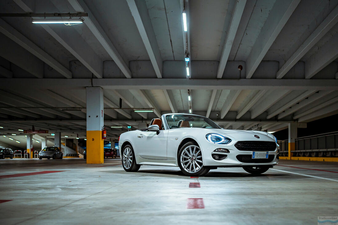 Fiat 124 Spider auf einem Parkplatz, Abruzzen, Italien