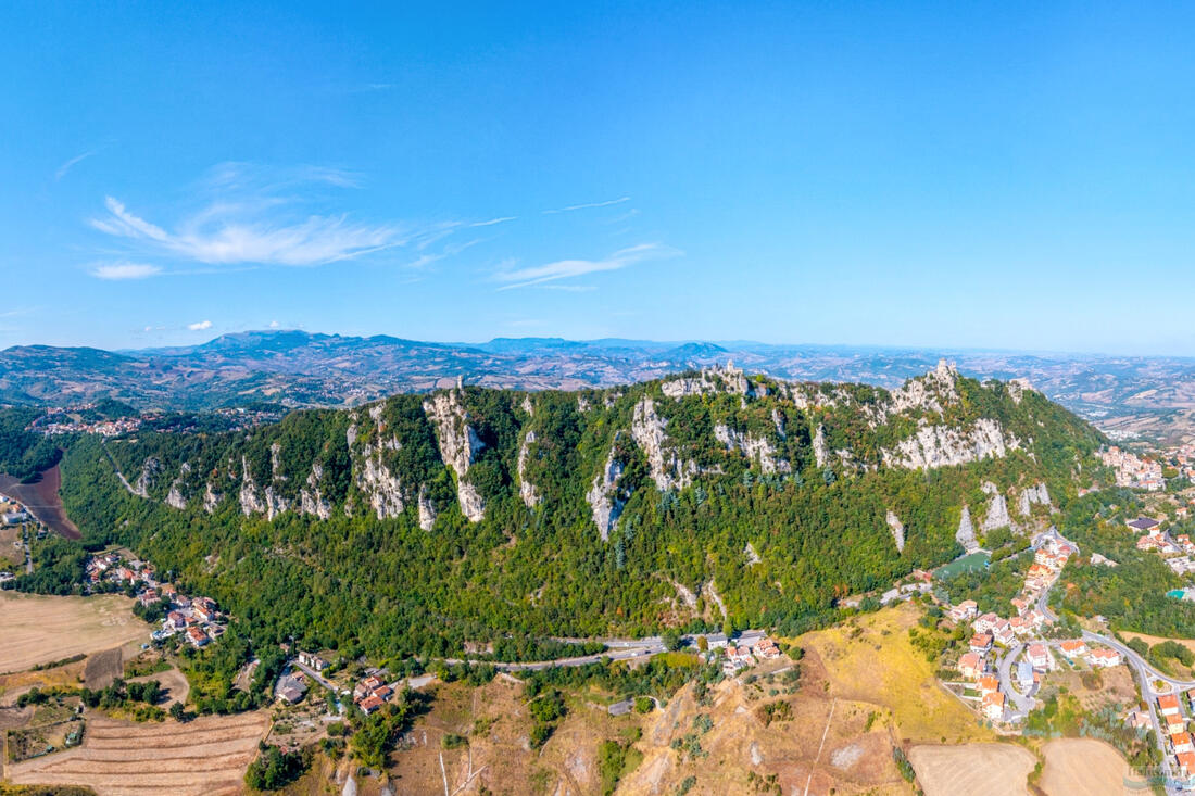 Luftaufnahme des Monte Titano in San Marino