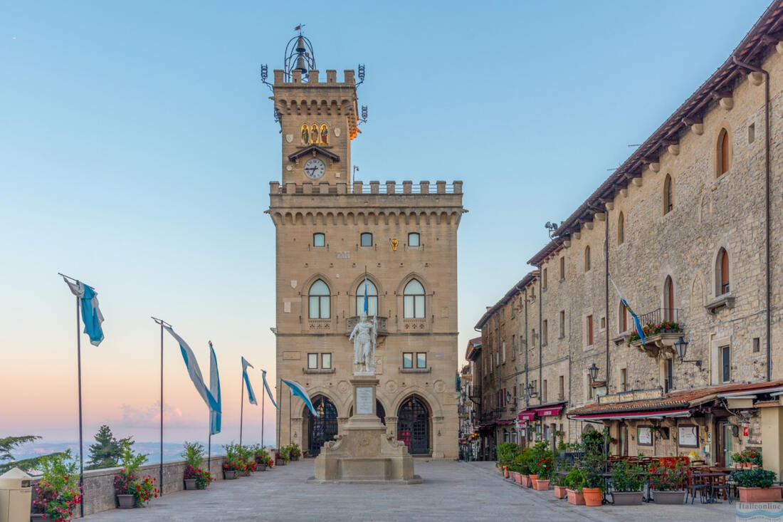 San Marino – Statua della Libertà vor dem Palazzo Pubblico auf der Piazza della Libertà