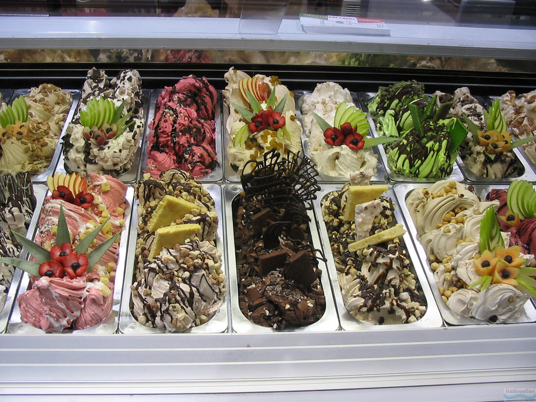 Eis hinter der Theke einer italienischen Gelateria