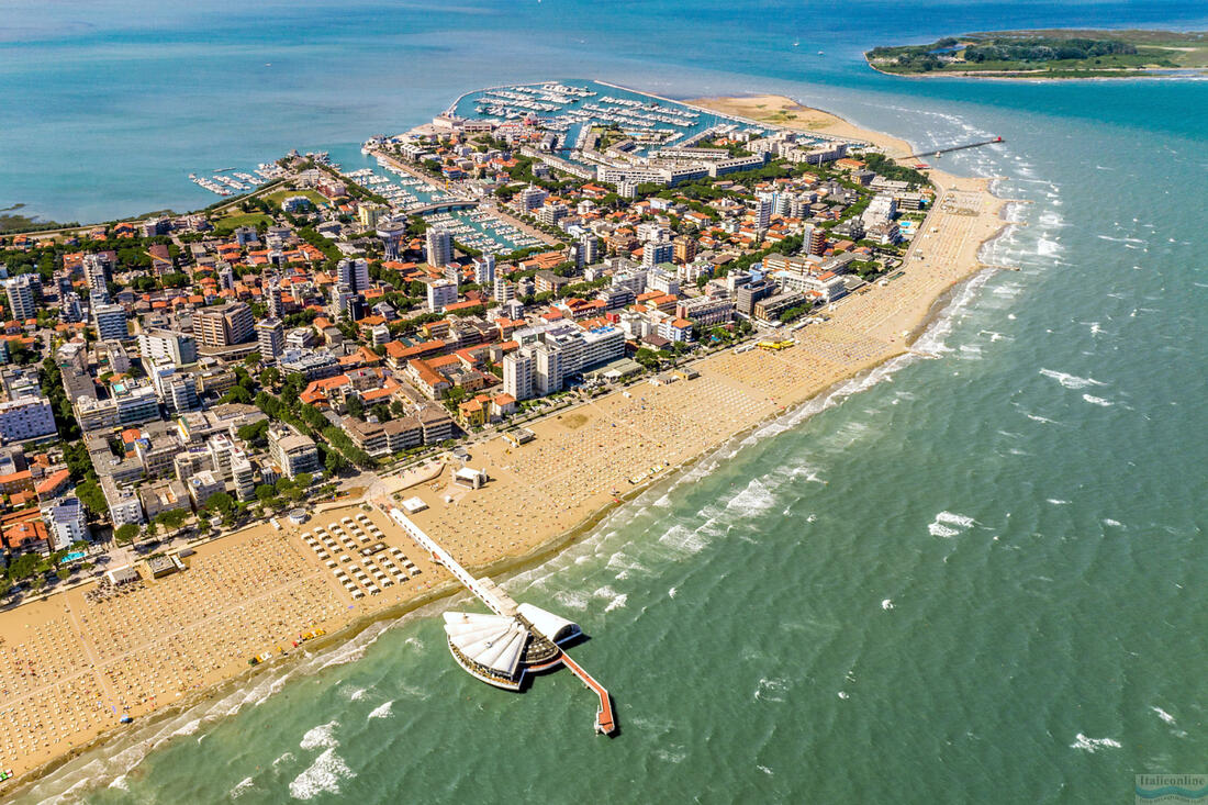 Luftaufnahme der Strände von Lignano Sabbiadoro