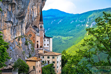 1540 Schritte zum Himmel. Wallfahrtskirche Madonna della Corona