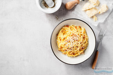 Pasta Carbonara mit Cacio e Pepe. Symbole der römischen Küche