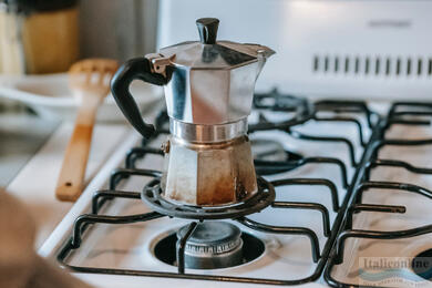 Zubereitung von Kaffee in einer Moka-Kanne